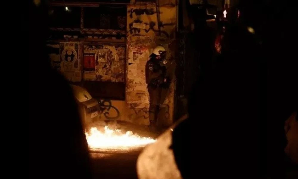 Πανικός στα Εξάρχεια: Μολότοφ κατά διμοιρίας των ΜΑΤ στην Χαριλάου Τρικούπη